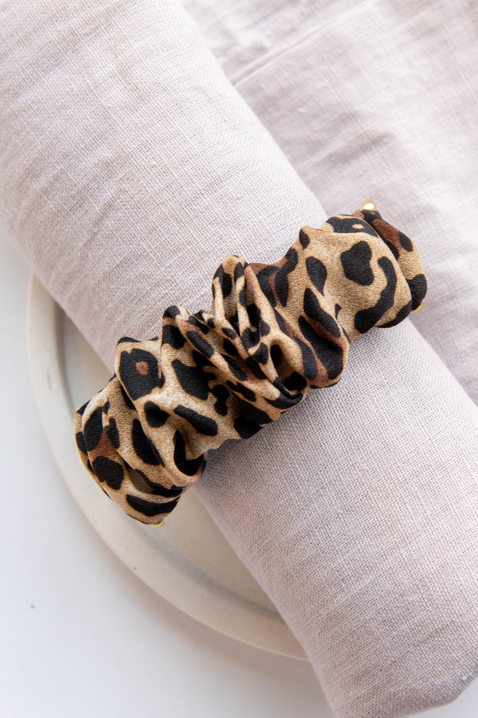 Time To Go Scrunchband, Beige Leopard - Weilaico