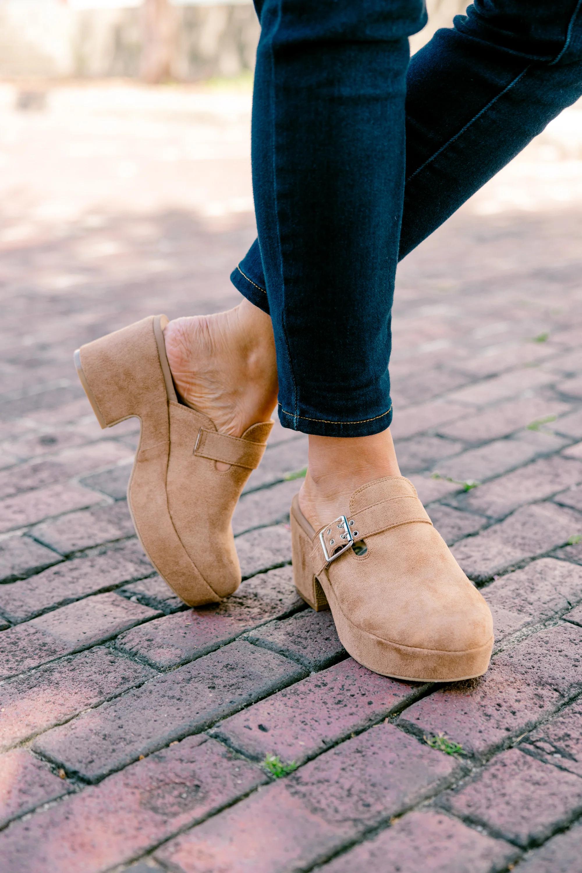 Corky's: Back On You Clogs, Tobacco - Weilaico